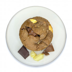 Cookie trois chocolats. Noir, lait et blanc sur base chocolat.