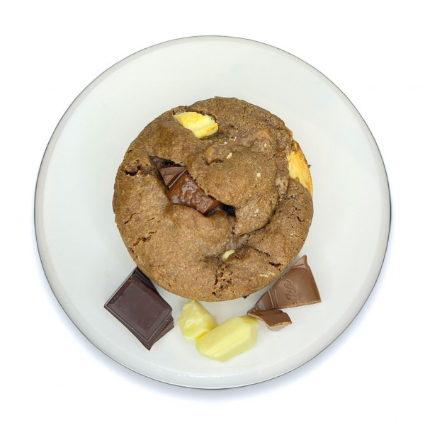 Cookie trois chocolats. Noir, lait et blanc sur base chocolat.