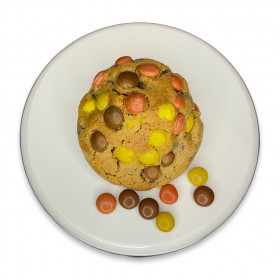 Le cookie beurre de cacahuète aux Reese's pieces.