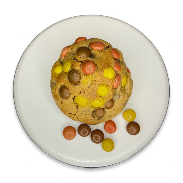 Le cookie beurre de cacahuète aux Reese's pieces.